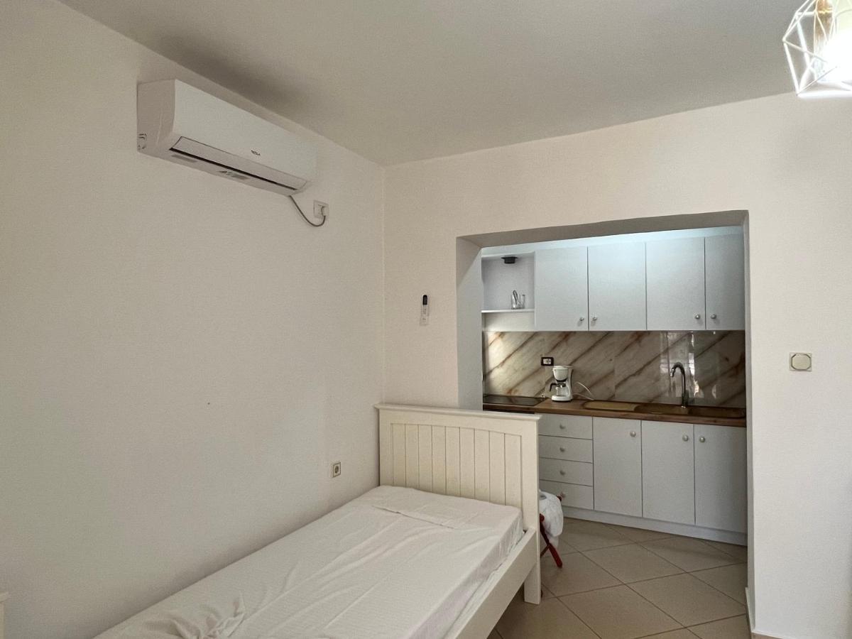 88 Apartment Himare Eksteriør bilde